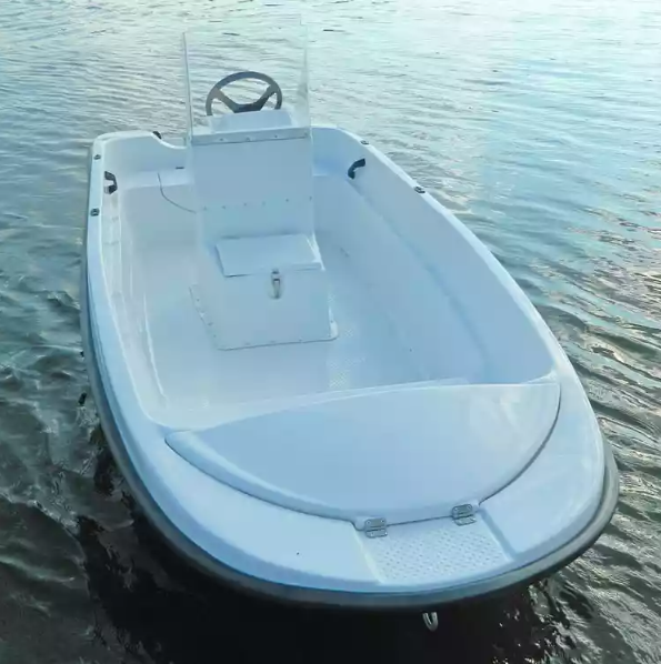 Стеклопластиковая лодка Пингвин с консолью (тримаран) в Волгограде