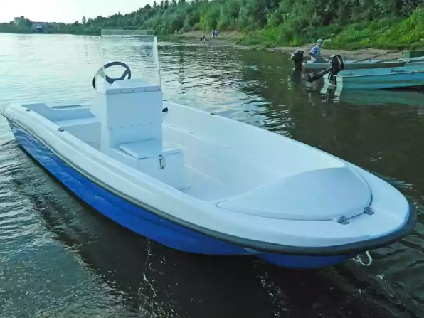 Стеклопластиковая лодка Пингвин с консолью (тримаран) в Волгограде