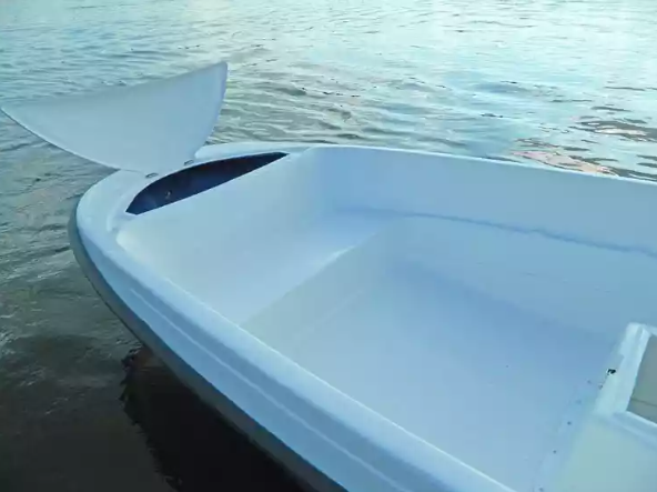 Стеклопластиковая лодка Пингвин с консолью (тримаран) в Волгограде