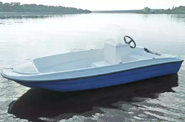 Стеклопластиковая лодка Пингвин с консолью (тримаран) в Волгограде