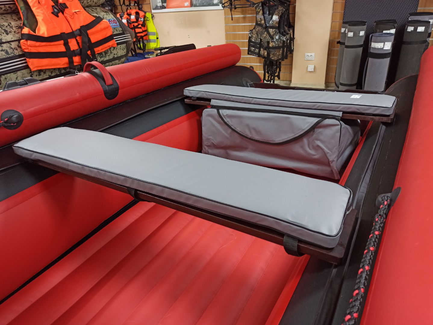 КОМПЛЕКТ МЯГКИХ НАКЛАДОК С СУМКОЙ ДЛЯ ЛОДОК 90Х20 СЕРЫЙ в Волгограде