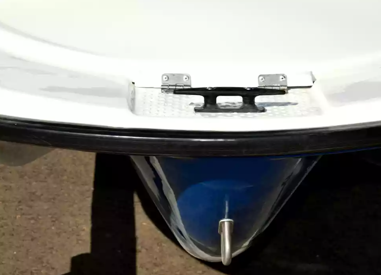 Стеклопластиковая лодка Пингвин с консолью (тримаран) в Волгограде