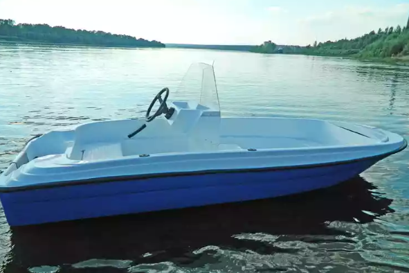 Стеклопластиковая лодка Пингвин с консолью (тримаран) в Волгограде