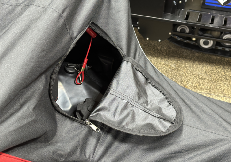 Чехол транспорт. снегохода IKUDZO HUNTER черно-красный Оксфорд ПРЕМИУМ качества с лого IKUDZO в Волгограде