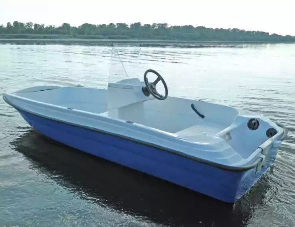 Стеклопластиковая лодка Пингвин с консолью (тримаран) в Волгограде