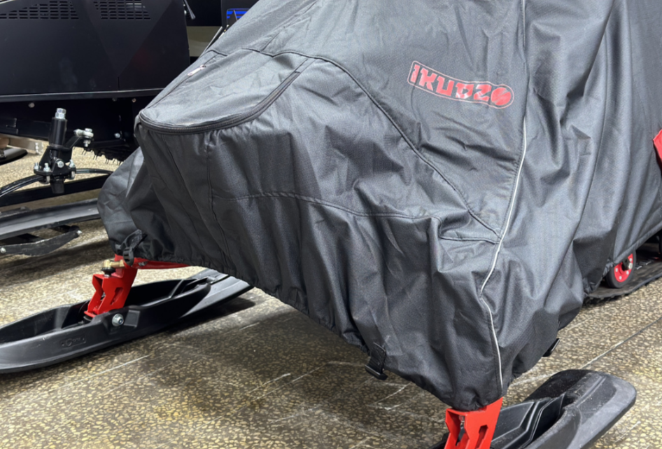 Чехол транспорт. снегохода IKUDZO HUNTER черно-красный Оксфорд ПРЕМИУМ качества с лого IKUDZO в Волгограде