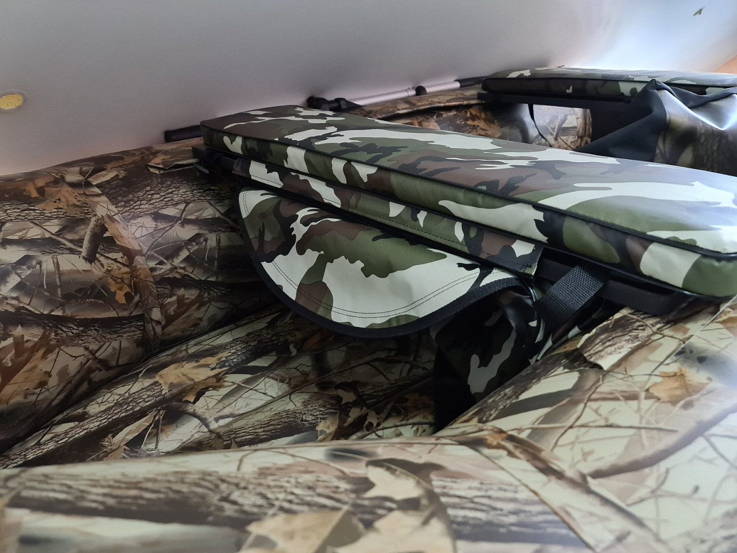 КОМПЛЕКТ МЯГКИХ НАКЛАДОК С СУМКОЙ ДЛЯ ЛОДОК 105Х20 КАМУФЛЯЖ в Волгограде